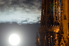 La lune se lève sur l'ombre tutélaire de la cathédrale