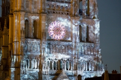 La lune joue avec les tours alors que le spectacle se poursuit