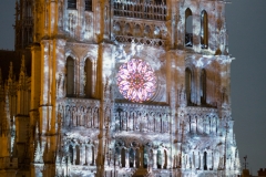 Lors de la restauration de la cathédrale en 1992, le nettoyage au laser fait apparaître la polychromie des statuts.