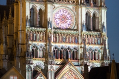 A la tombée de la nuit, la polychromie des portails de la Cathédrale Notre-Dame d'Amiens redonne vie aux saints, apôtres et autres figures sculptés dans la pierre au XIIIème siècle