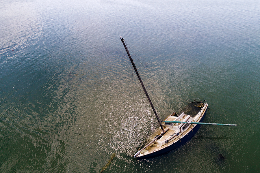 Mélancolie d'un voilier abandonné à la lente mélopée des vagues